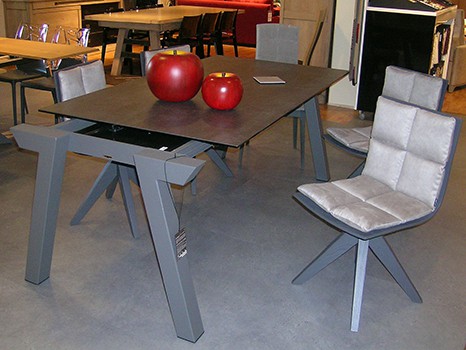 table duero contemporaine showroom