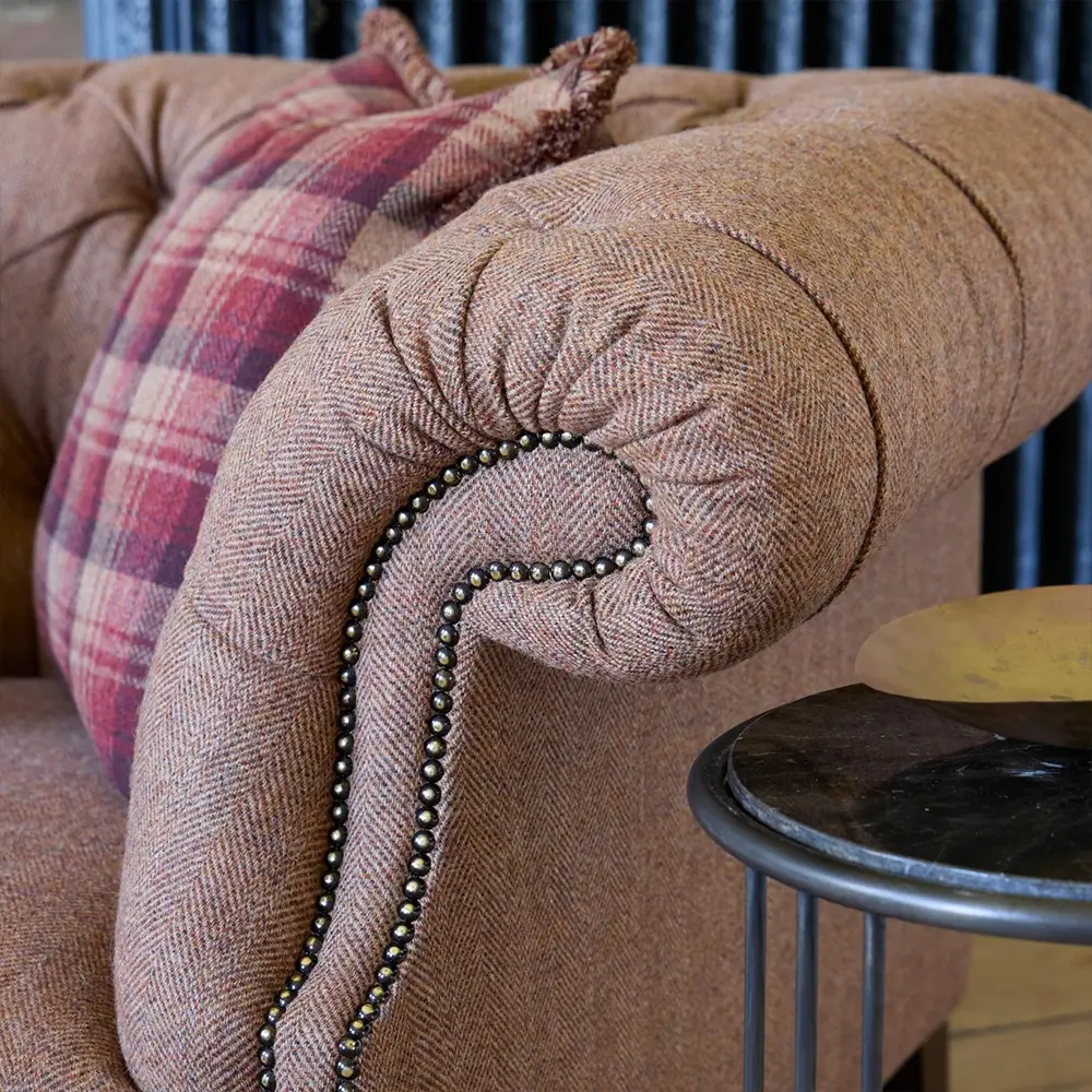 Timeless Chesterfield Fauteuil Anglais Tissu Rose Detail Accoudoir Tetrad Melrose