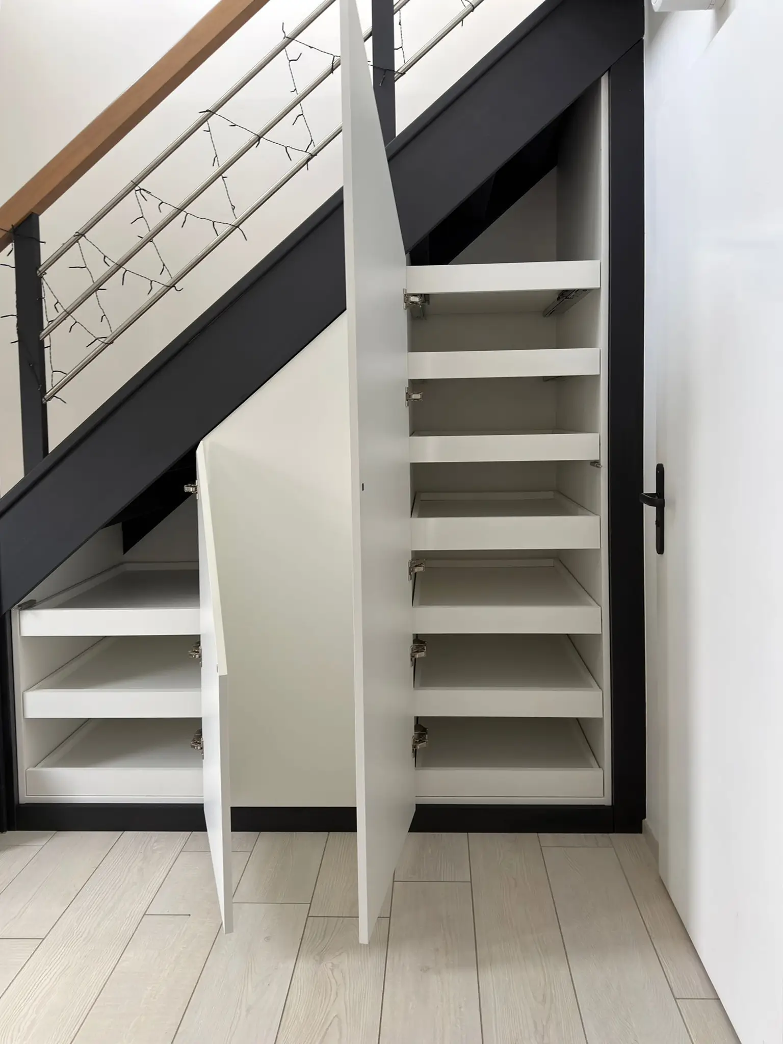 Dressing Sous Escalier Moderne Noir Blanc Placard Sur Mesure Vazardhome