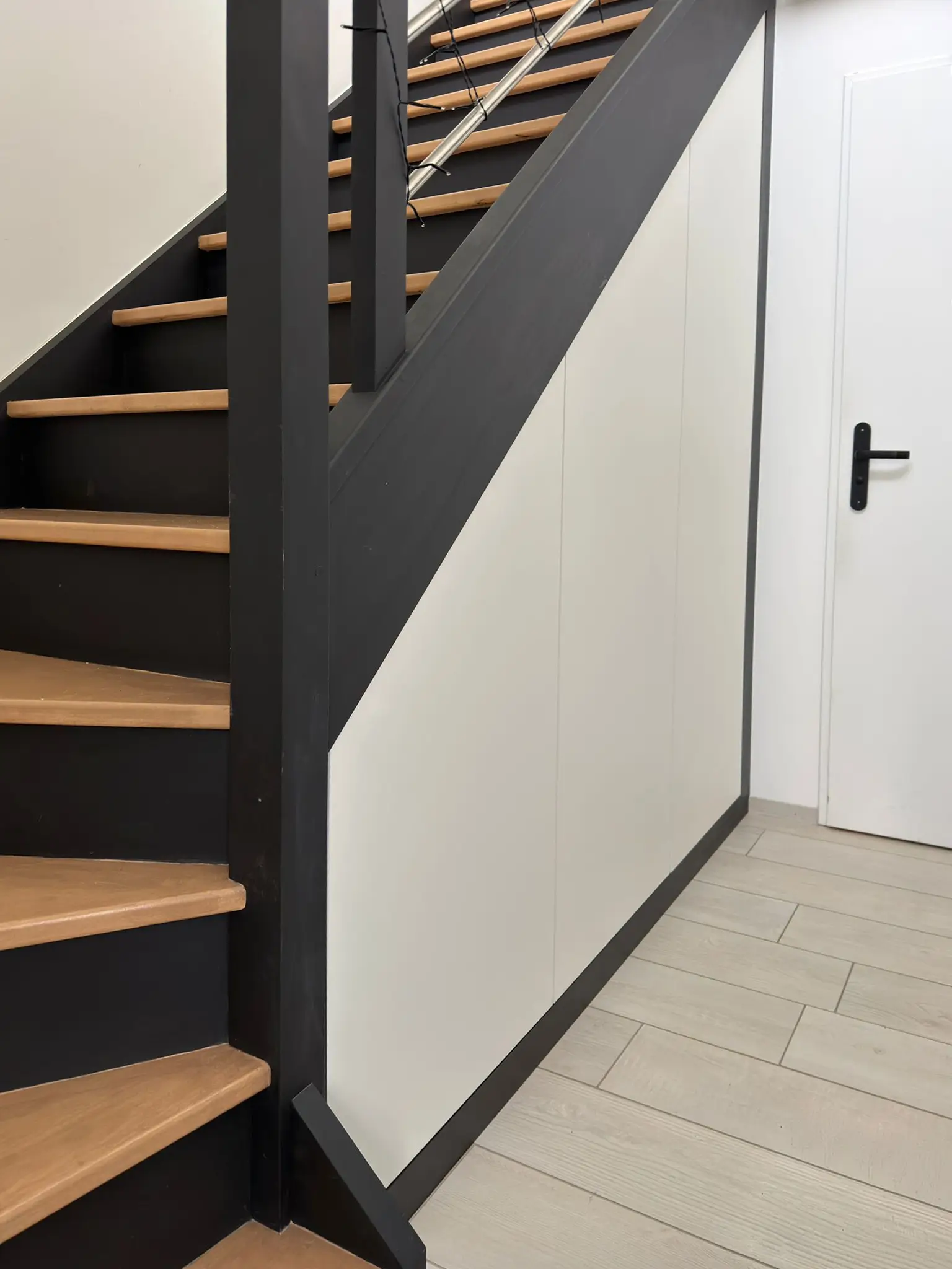 Dressing Sous Escalier Moderne Noir Blanc Rangement Sur Mesure Vazardhome