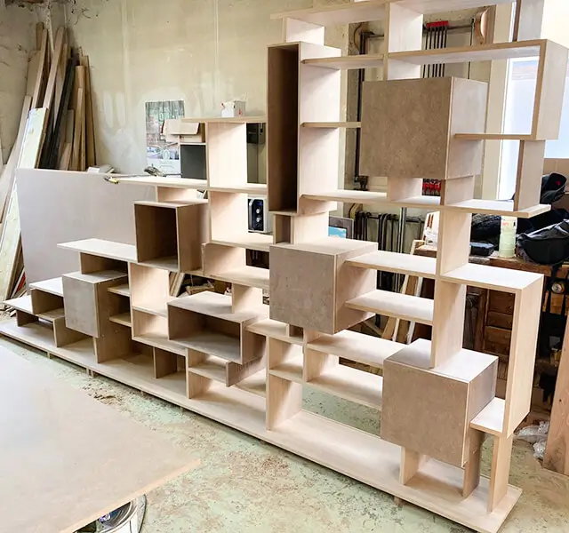 Bibliothèque Sous Escalier Asymétrique Sur Mesure Avec Niches Colorées Atelier Vazardhome Pjs A21