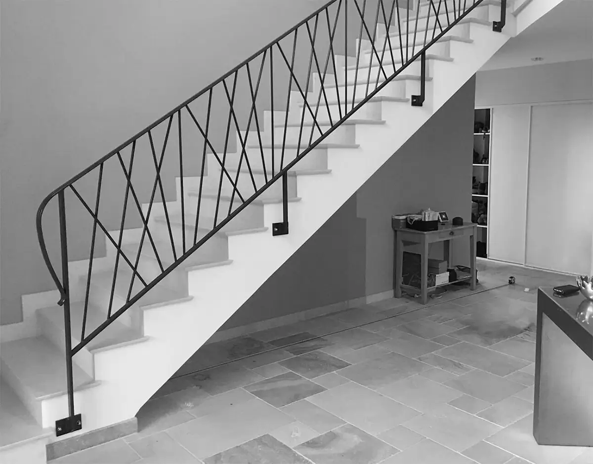 Bibliothèque Sous Escalier Asymétrique Sur Mesure Avec Niches Colorées Avant Vazard Home Pjs A21