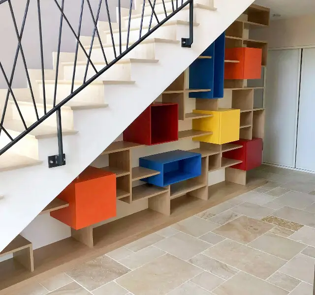 Bibliothèque Sous Escalier Asymétrique Sur Mesure Avec Niches Colorées Original Vazardhome Pjs A21