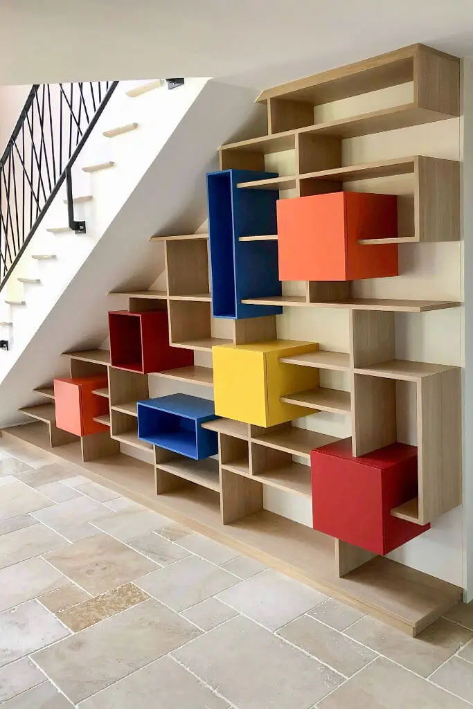 Bibliothèque Sous Escalier Asymétrique Sur Mesure Avec Niches Colorées Realisation Vazard Home Pjs A21