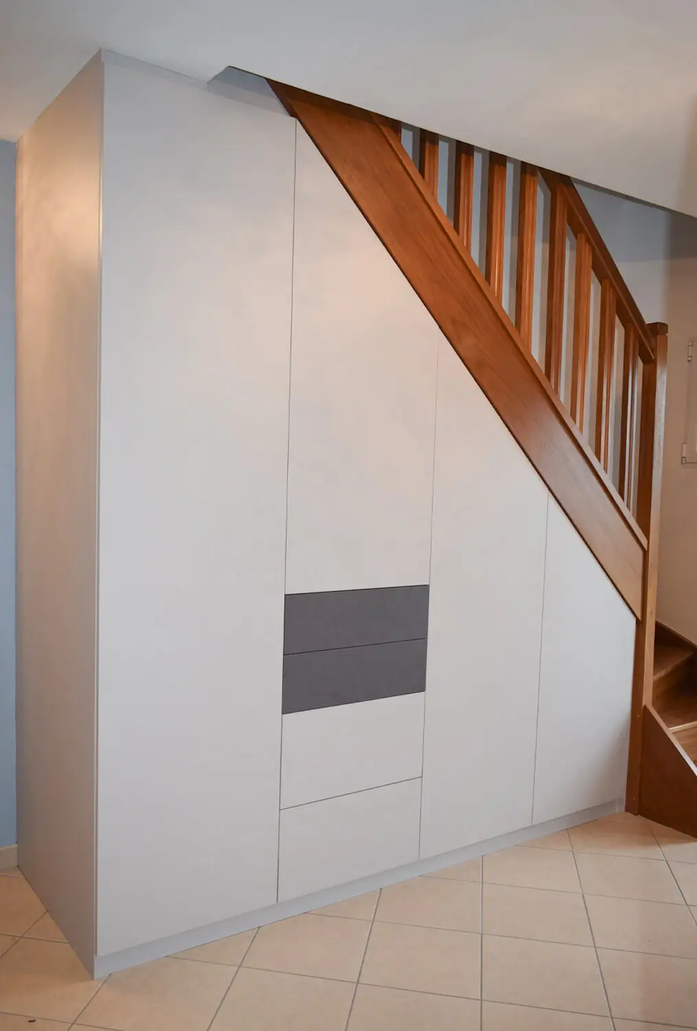 Dressing Moderne Sous Escalier Sur Mesure Laque Blanche Grise Vazard Home Pjs C21