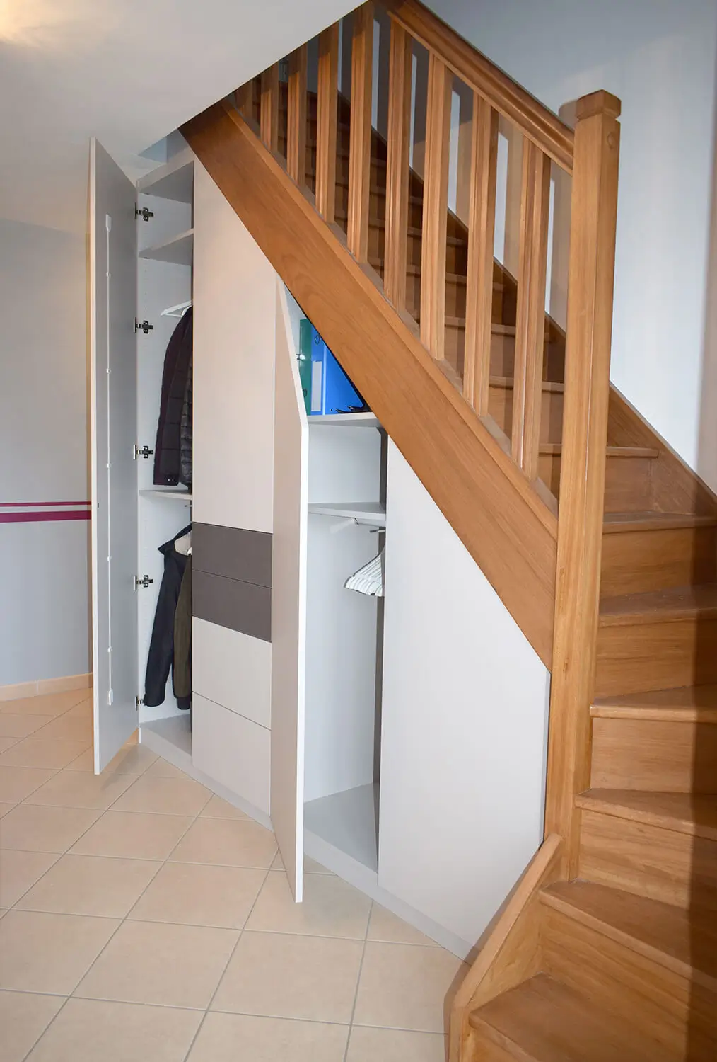 Rangement Sous Escalier Sur Mesure Portes Ouverte Vazard Home Pjs C21