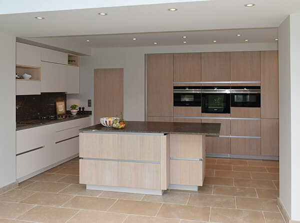 cuisine-contemporaine-bi-matieres-bois-laque-blanche-ilot-central-vazard-home cuisine-contemporaine-bi-matieres-bois-laque-blanche-ilot-central-vazard-home