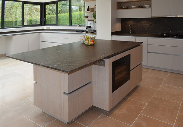 cuisine-contemporaine-bi-matieres-bois-laque-blanche-vazard-home cuisine-contemporaine-bi-matieres-bois-laque-blanche-vazard-home
