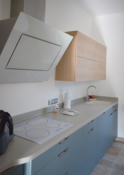 cuisine-contemporaine-bi-matieres-bois-laque-bleu-hotte-vazard-home cuisine-contemporaine-bi-matieres-bois-laque-bleu-hotte-vazard-home