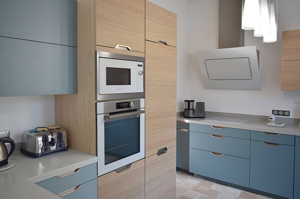 cuisine-contemporaine-bi-matieres-bois-laque-bleu-vazard-home cuisine-contemporaine-bi-matieres-bois-laque-bleu-vazard-home